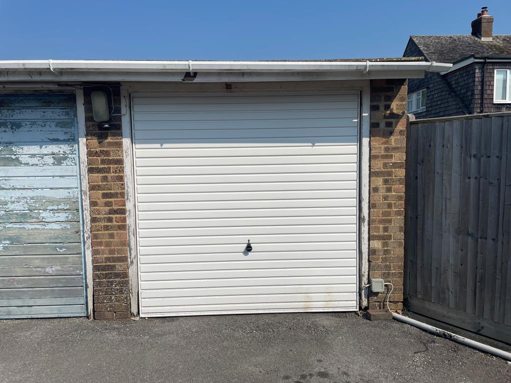 Lot: 119 - MIXED COMMERCIAL & RESIDENTIAL PROPERTY WITH GARAGE - Lock up garage with up and over door